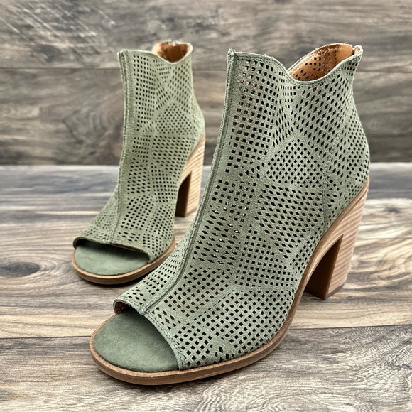 NIB Lucky Brand Vacob 9M Open Toe Perforated Block Heel Ankle Bootie Olive Suede - Picture 2 of 13